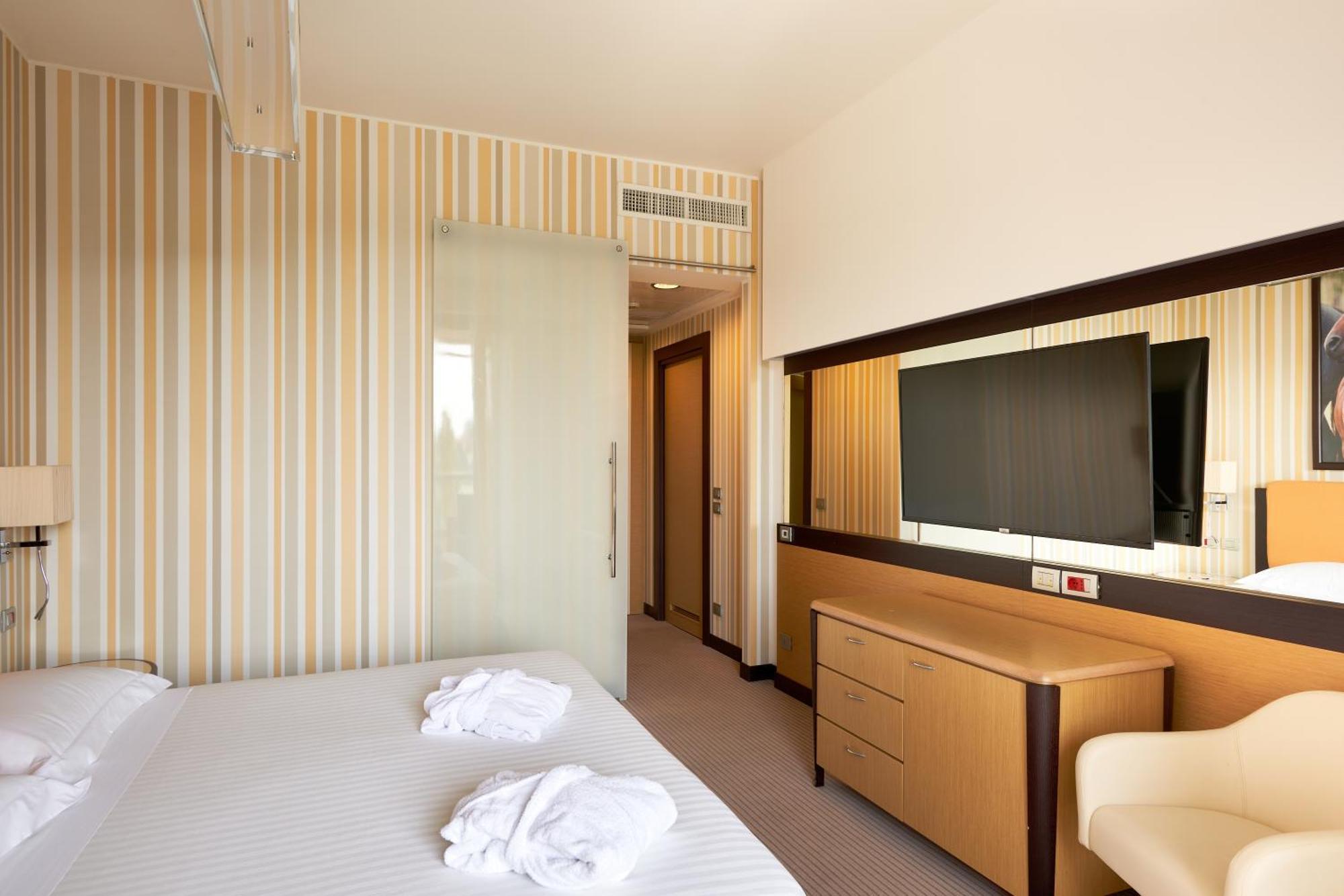 UNAHOTELS Varese Esterno foto