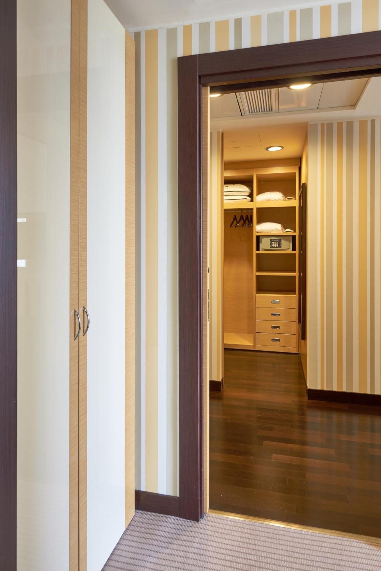 UNAHOTELS Varese Esterno foto