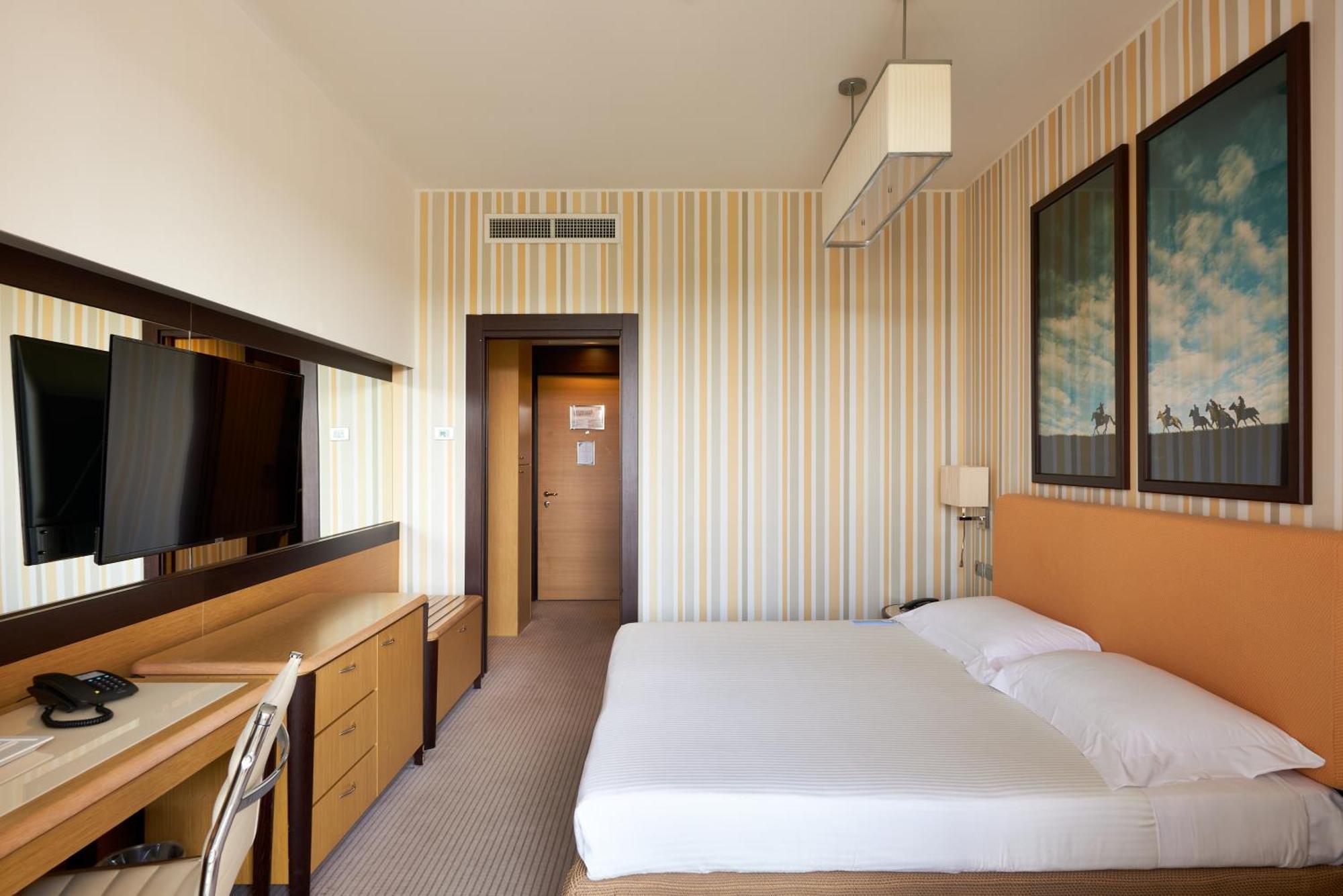 UNAHOTELS Varese Esterno foto